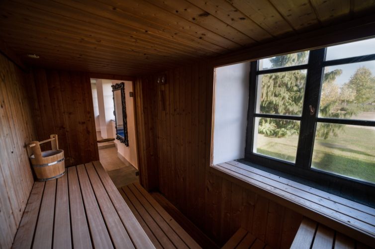 Finska sauna s pogledom na dvorski perivoj